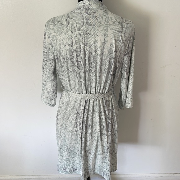 AMBRIELLE | Women’s Snake Spandex Green Gray Cozy Short Robe Size M - Picture 5 of 6